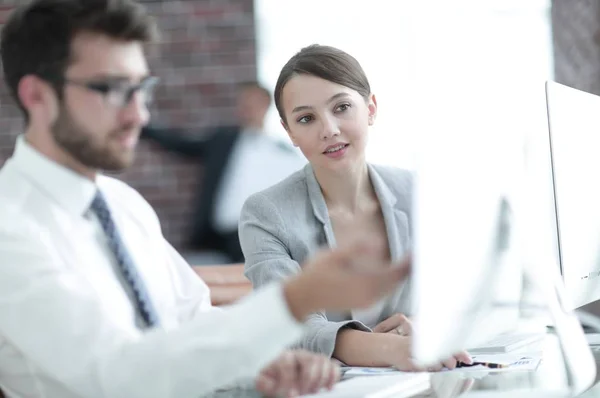 Compañeros de negocios trabajando en oficina — Foto de Stock