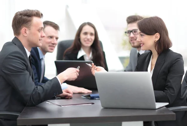 Equipo de negocios tiene una lluvia de ideas — Foto de Stock