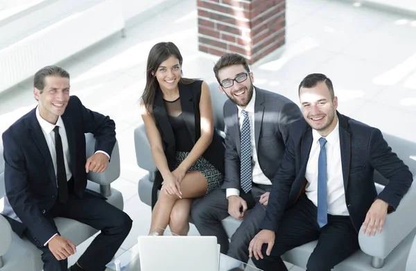 Retrato de uma equipe de negócios sorridente sentada no lobby do escritório — Fotografia de Stock