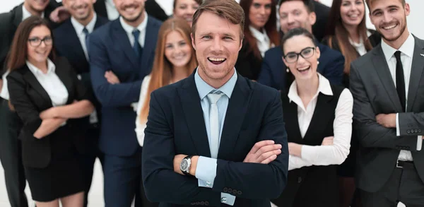 Glad affärsman står på bakgrund av hennes business-team. — Stockfoto