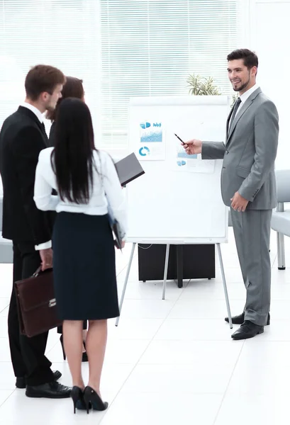 Seniorchef hält Vortrag im Büro. — Stockfoto