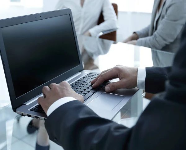 Großaufnahme männlicher Hände beim Tippen auf einem Laptop. — Stockfoto