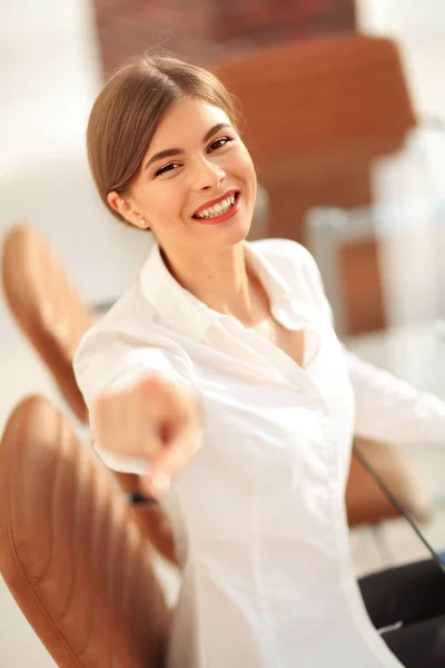 Zbliżenie portret kobiety młody biznes w miejscu pracy — Zdjęcie stockowe