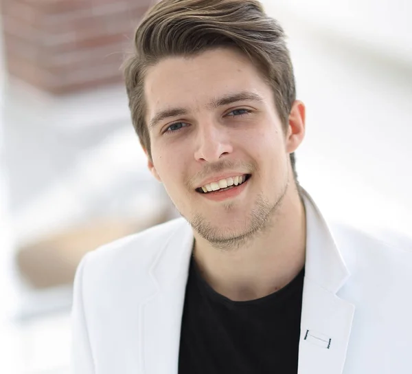 Hombre guapo en chaqueta blanca . — Foto de Stock