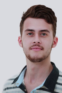 Beyaz arka plan üzerinde çekici bir genç adam portresi yakın çekim