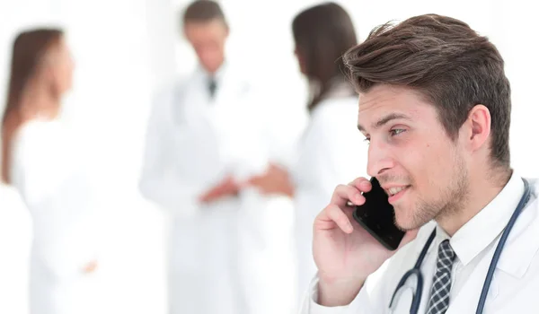 Doktor terapist smartphone üzerinde konuşuyor — Stok fotoğraf