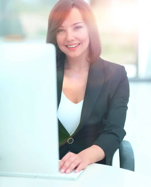 Geschäftsfrau im Büro, die am Computer arbeitet — Stockfoto