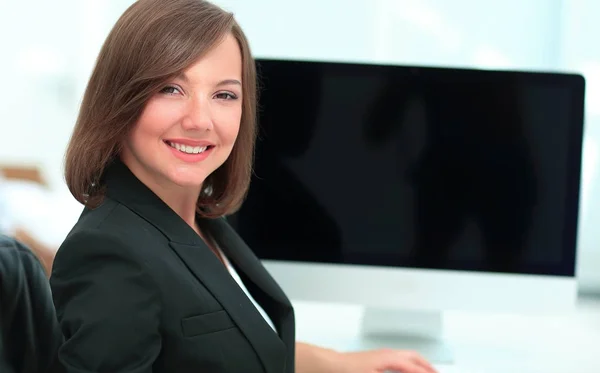 Mulher de negócios que trabalha no computador no escritório — Fotografia de Stock