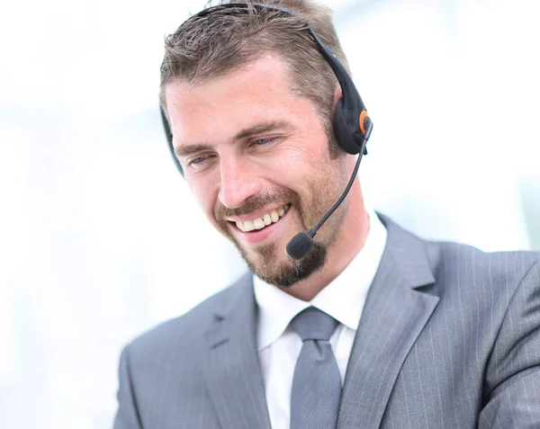 Homem feliz trabalhando no call center, usando fone de ouvido — Fotografia de Stock