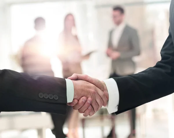 Hombre de negocios estrechando la mano al socio — Foto de Stock