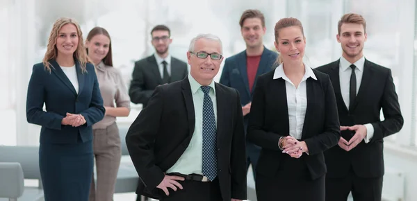 Портрет усміхнених бізнесменів в сучасному офісі — стокове фото