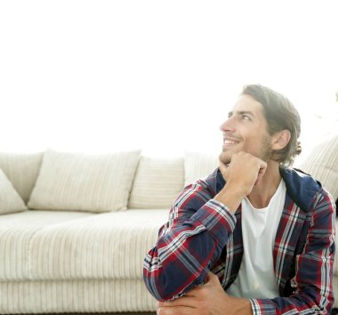 yeni bir daire içinde halı üzerinde mutlu bir adam Close-Up.