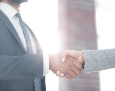 İşadamları el sıkışma başarılı iş toplantı sonrasında