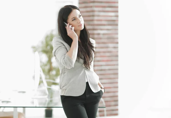 Mujer de negocios hablando en un teléfono inteligente . — Foto de Stock