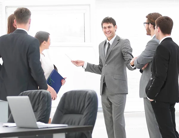 Geschäftsteam bereitet sich auf die Präsentation des neuen Projekts vor — Stockfoto