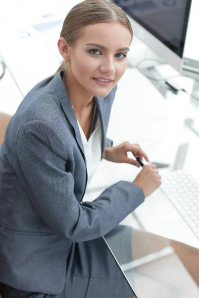 Giovane donna d'affari che lavora con documenti finanziari — Foto Stock