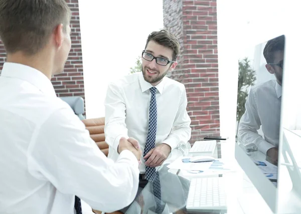 Handslag för en affärsman och revisor — Stockfoto