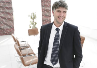 işadamı bir boş konferans salonu bir arka plan üzerinde