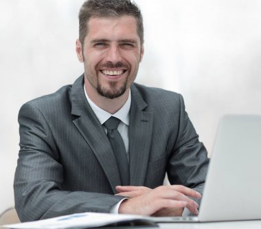 closeup.smiling işadamı laptop ile çalışma