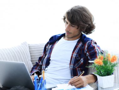 Kendine güvenen adam evde laptop ile çalışma.