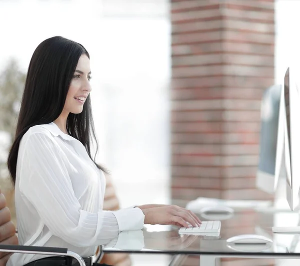 Erfolgreiche junge Geschäftsfrau am Arbeitsplatz — Stockfoto