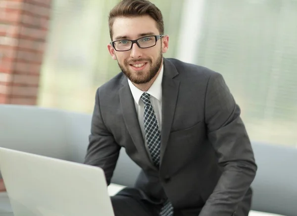 Porträt eines modernen Geschäftsmannes am Schreibtisch. — Stockfoto