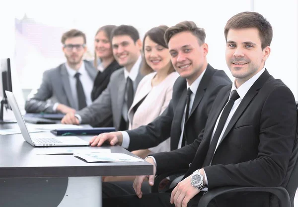 Gerente de projeto e equipe profissional de negócios sentados na mesa — Fotografia de Stock