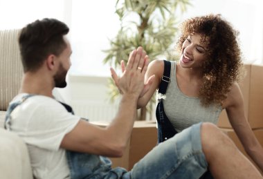 Birbirimizi beş yeni bir ev ile veren genç Çift