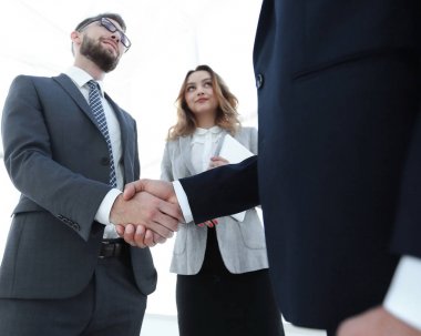 İş adamı tokalaşmasını toplantı odasında kapatın.