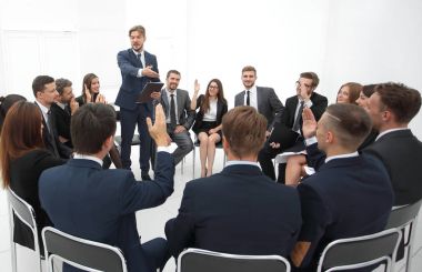 Koç eğitimin katılımcılarına sorular soruyor.