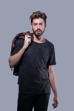 Gri bir arka plan üzerinde bir trendy sakallı adam portresi