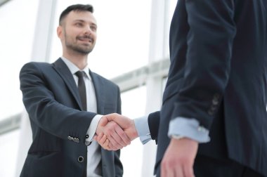 Yakın plan. Pazarlıktan sonra el sıkışma iş ortakları