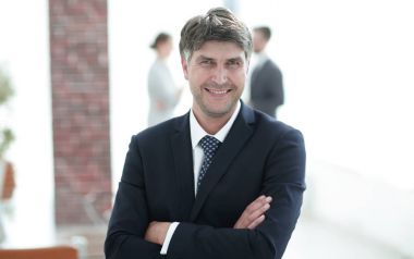 Ofis geçmişinde kendinden emin iş adamının portresi