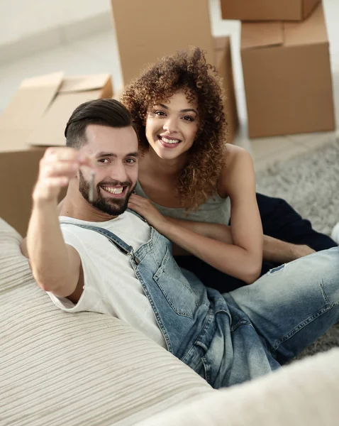 Jovem casal segurando a chave para um novo apartamento — Fotografia de Stock