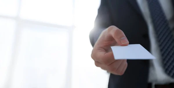 Zakenman geven visitekaartje op lichte achtergrond — Stockfoto