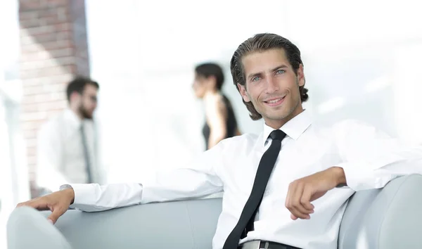 Retrato de empresario pensativo sobre fondo borroso . — Foto de Stock