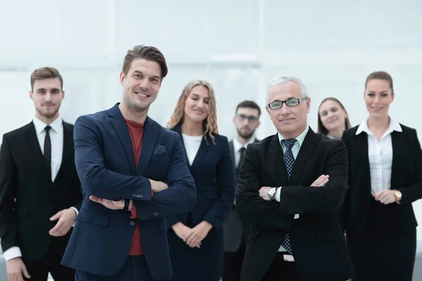 Socios de negocios de pie frente al equipo de negocios . — Foto de Stock