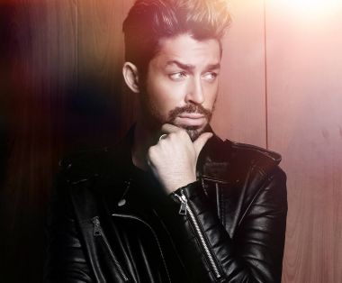 Ahşap duvara yaslanmış yakışıklı bir adamın portresi..