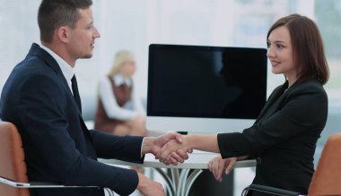 El sıkışan ve birbirleri ile bakarak iki iş adamları