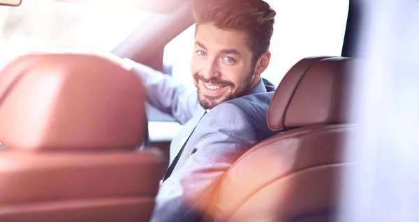 Ritratto di un bell'uomo d'affari sorridente che guida la sua auto — Foto Stock