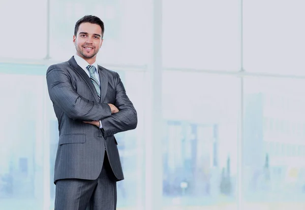 Portret van gelukkig lachend zakenman in een modern kantoor — Stockfoto