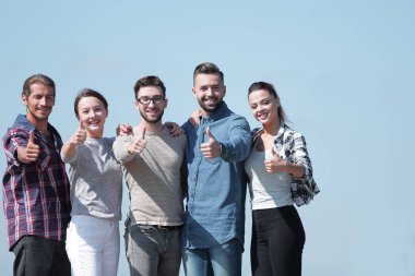 başparmak gösterilmesini gençlerin grup gülümseyen.