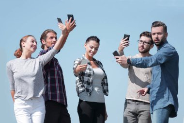 Bir grup genç selfie çekiyor..