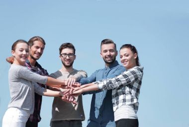 bir grup genç insan onların birlik gösterir.