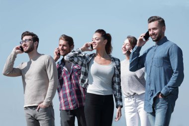 akıllı telefonlar ile gençlerin bir grup closeup.