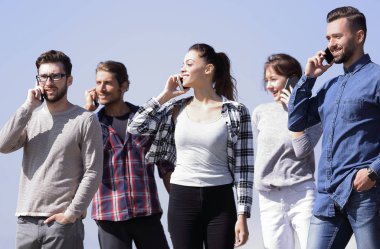 Akıllı telefonları olan bir grup genç.