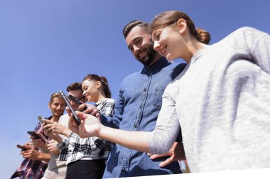 modern araçlar ile gençlerin grup