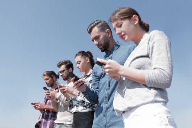 Ağ aramak için akıllı telefonlar kullanan gençlerin