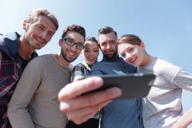 Bir grup genç selfie çekiyor..
