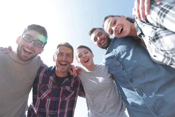 Onder view.team van vrienden kijken naar de camera. — Stockfoto